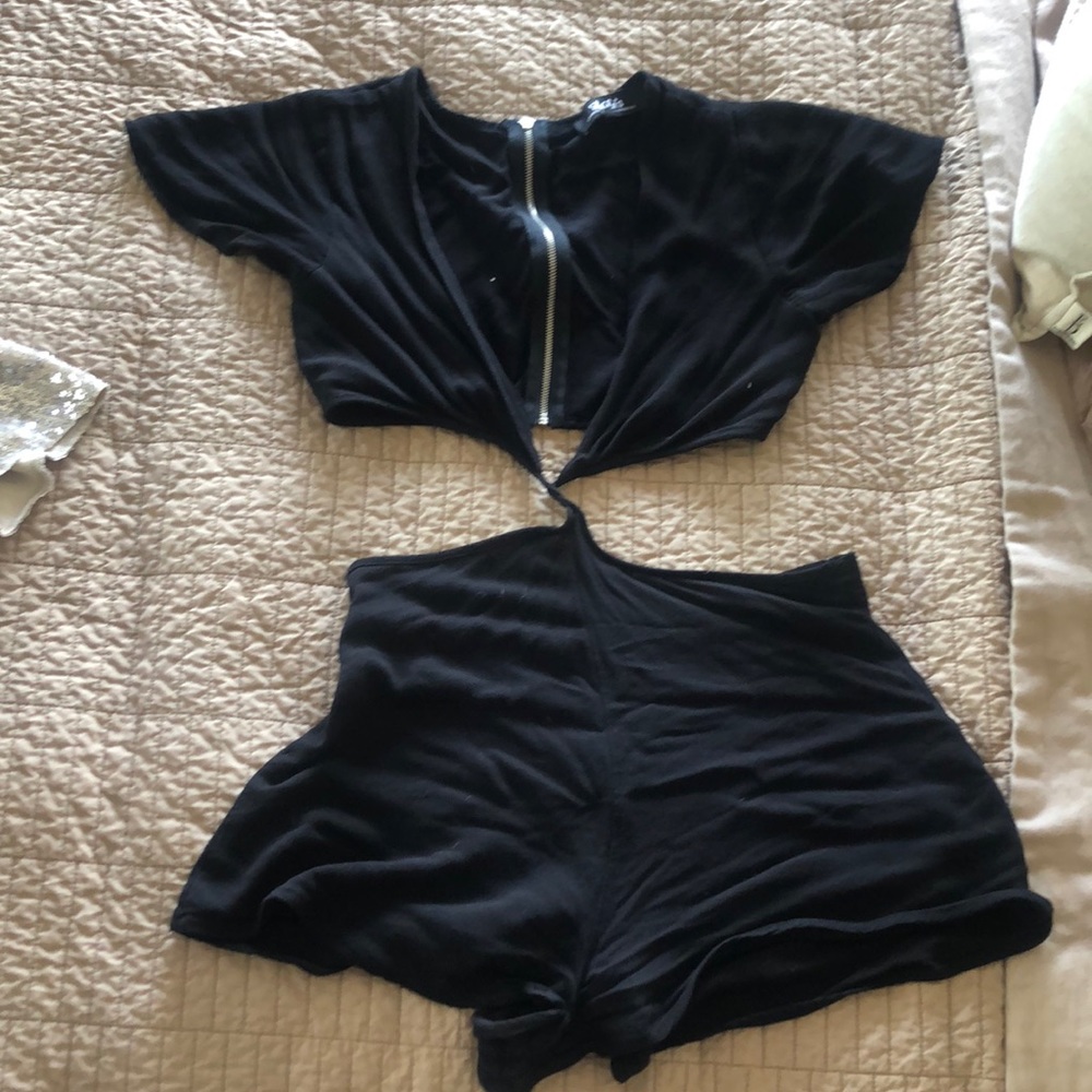 Black jumper open stomach short sleeves